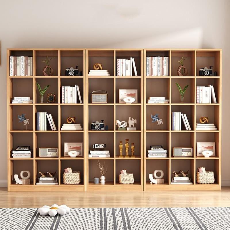 Kệ tivi phòng khách đẹp được trang trí tinh tế với sách, cây xanh nhỏ, và các vật phẩm trang trí, tạo điểm nhấn ấm cúng