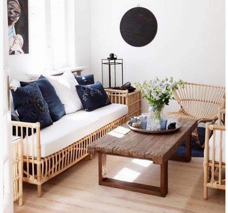 Gia đình trẻ hạnh phúc bên bộ bàn ghế ăn giá rẻ, không gian ấm cúng
