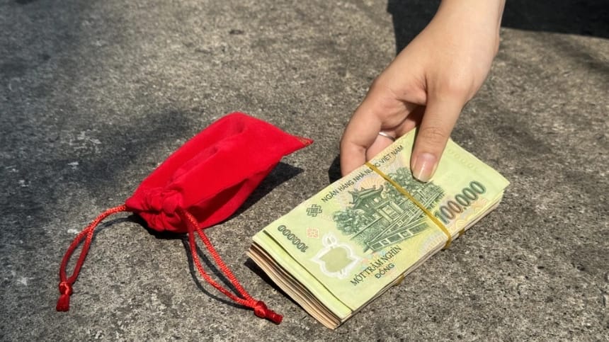 Làm rơi 100 nghìn rồi tìm lại