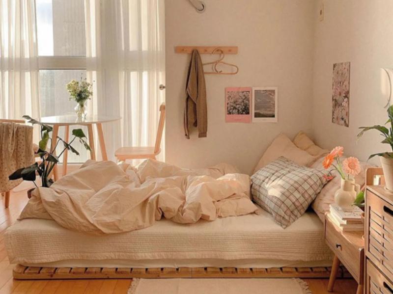 Tận dụng không gian dọc với kệ và tủ treo tường khi trang trí phòng ngủ nhỏ