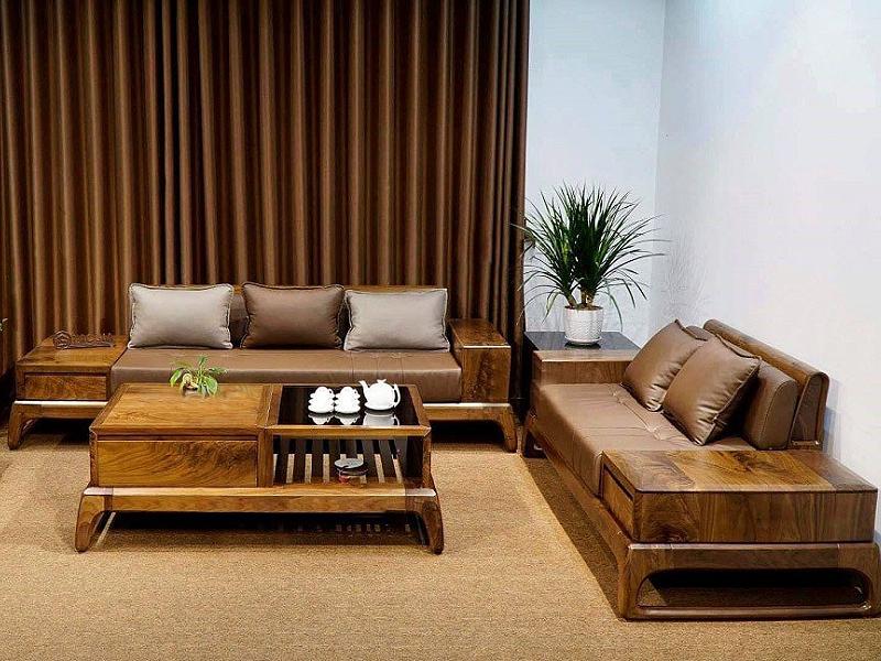 Một bộ bàn ghế gỗ phòng khách dưới 10 triệu với thiết kế hiện đại, đường nét tối giản, làm từ gỗ cao su màu sáng tự nhiên, đặt trong không gian phòng khách nhỏ gọn, có ánh sáng tự nhiên.