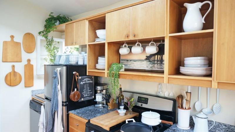 Bộ cốc uống nước đẹp được sắp xếp gọn gàng trên kệ trưng bày