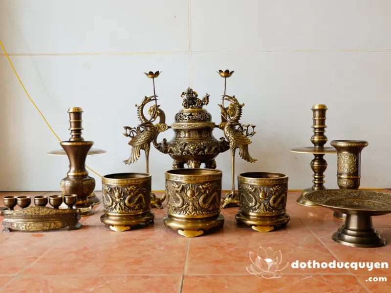 Bộ tam sự và bộ ngũ sự đồ thờ cúng bằng đồng trên bàn thờ gia tiên