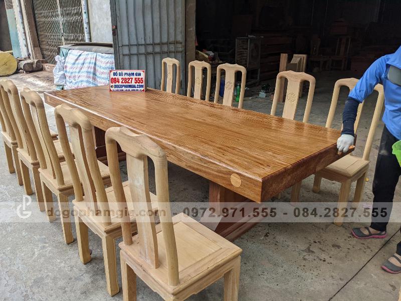 Bố trí bàn ăn 10 ghế rộng rãi và tiện nghi cho không gian gia đình lớn