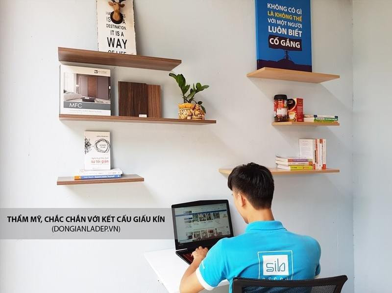 Các bước dán kệ treo tường không cần khoan chắc chắn, dễ làm tại nhà