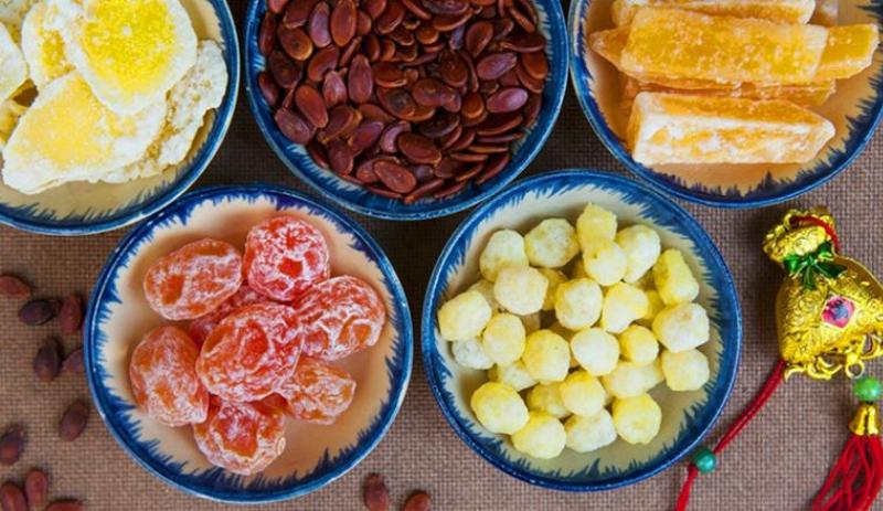 Cách trang trí khay mứt Tết đẹp mắt với nhiều loại bánh kẹo đủ màu sắc