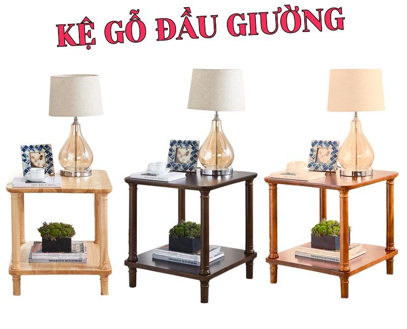 Cây móc quần áo đứng bằng gỗ tự nhiên, thiết kế tối giản, đặt cạnh ghế sofa trong phòng khách hiện đại.