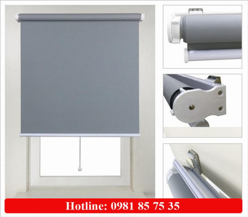 Một người đang cẩn thận đo đạc không gian phòng khách để chọn bàn ghế gỗ phù hợp, với một cuốn sổ tay và thước dây, ánh sáng tự nhiên tràn ngập.