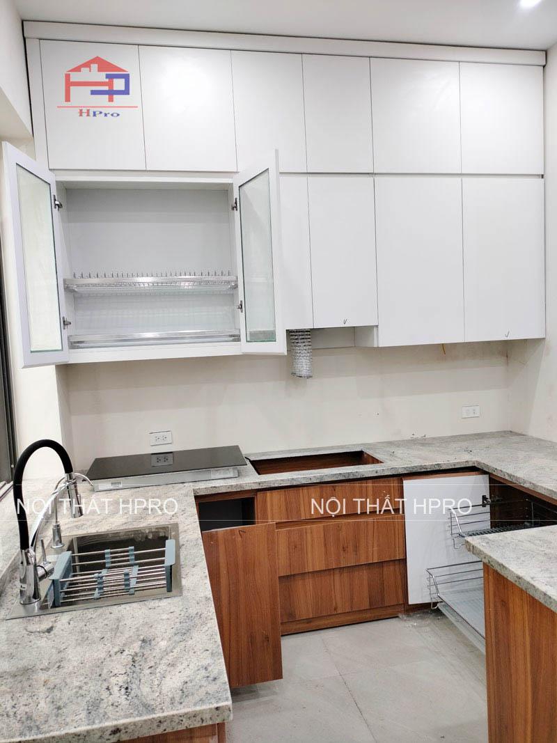 Hinh anh mot nguoi dang do kich thuoc vi tri can dat ke inox 2 tang trong bep