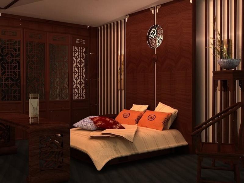 Người đang lựa chọn vật phẩm trang trí Tết, thể hiện sự cân nhắc giữa các phong cách