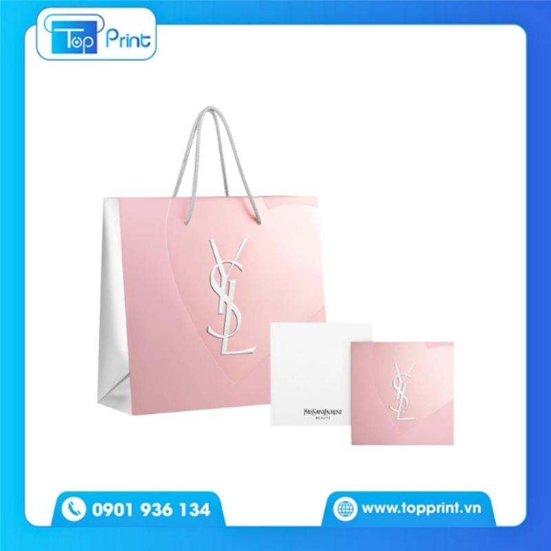Không gian sang trọng và đẳng cấp của một cửa hàng YSL tại TP.HCM, nơi trưng bày các sản phẩm thời trang và làm đẹp