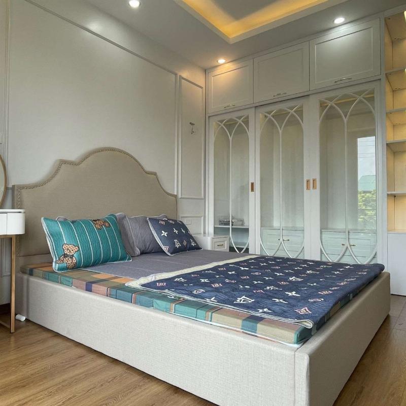 Đầu giường kê sát tường trong phòng ngủ mang lại cảm giác an toàn và ổn định cho giấc ngủ ngon.