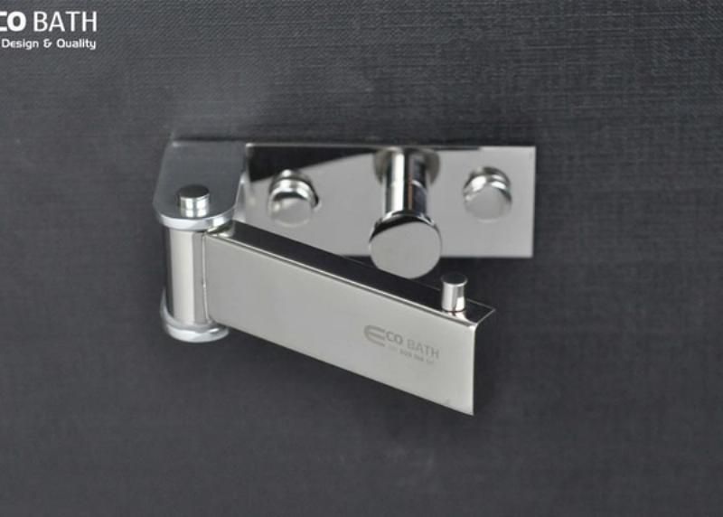 Giá treo áo khoác gắn tường bằng kim loại đen, thiết kế tối giản, tích hợp kệ nhỏ để phụ kiện.