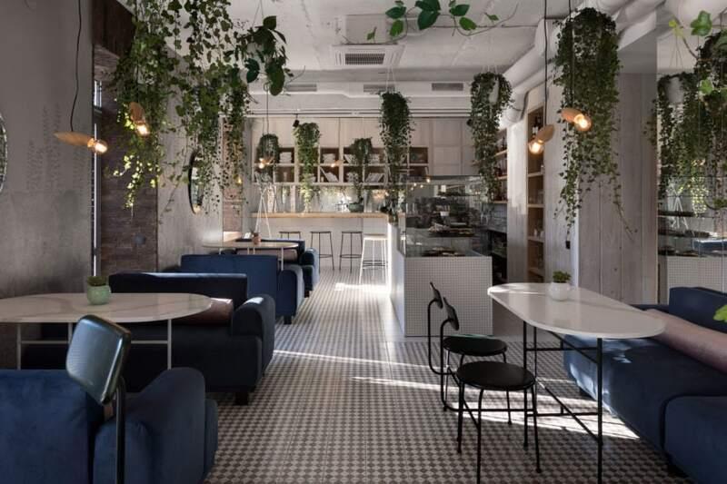 Một góc decor tinh tế theo phong cách Hygge với sách, nến và cây xanh, tạo cảm giác thư giãn.