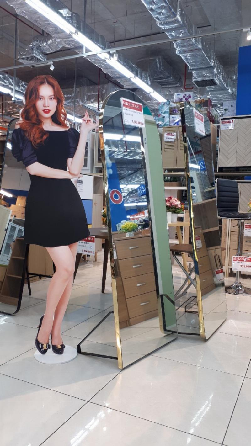 Gương soi toàn thân di động hiện đại trong phòng ngủ, mang lại vẻ đẹp sang trọng và tiện lợi
