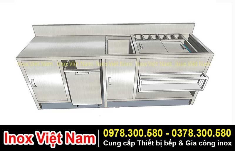 Một người đang lau chùi cẩn thận chiếc kệ treo ly quầy bar bằng inox sáng bóng, minh họa việc bảo dưỡng định kỳ để giữ kệ luôn sạch đẹp và bền lâu.