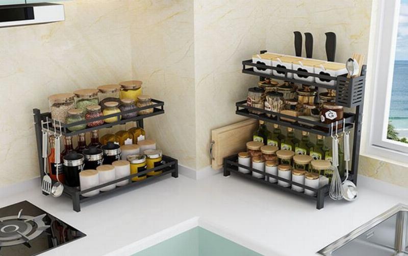 Kệ dán tường nhà bếp tiện lợi đựng gia vị, giúp không gian nấu nướng ngăn nắp