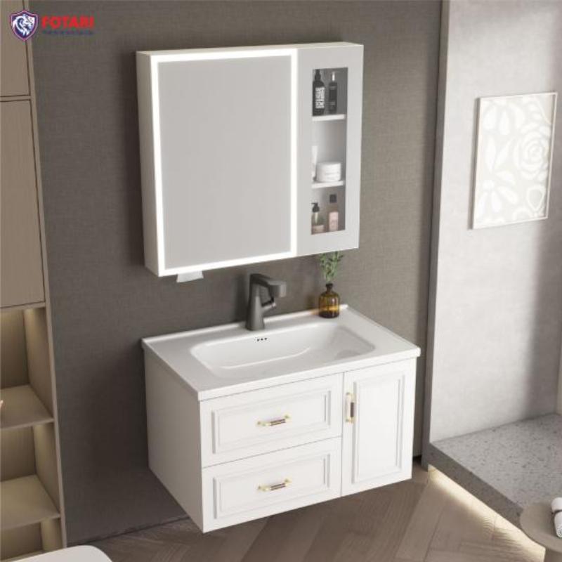 Một chiếc kệ nhà tắm được tổ chức gọn gàng với các vật dụng vệ sinh cá nhân xếp ngay ngắn, mang lại không gian sạch sẽ và sang trọng cho phòng tắm.