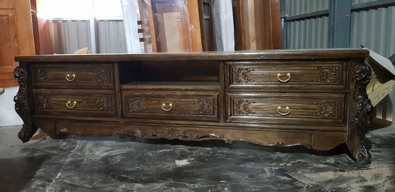 Kệ tivi vách ngăn gỗ tự nhiên sang trọng cho phòng khách, với các ngăn kéo tiện lợi và vẻ đẹp vân gỗ mộc mạc.