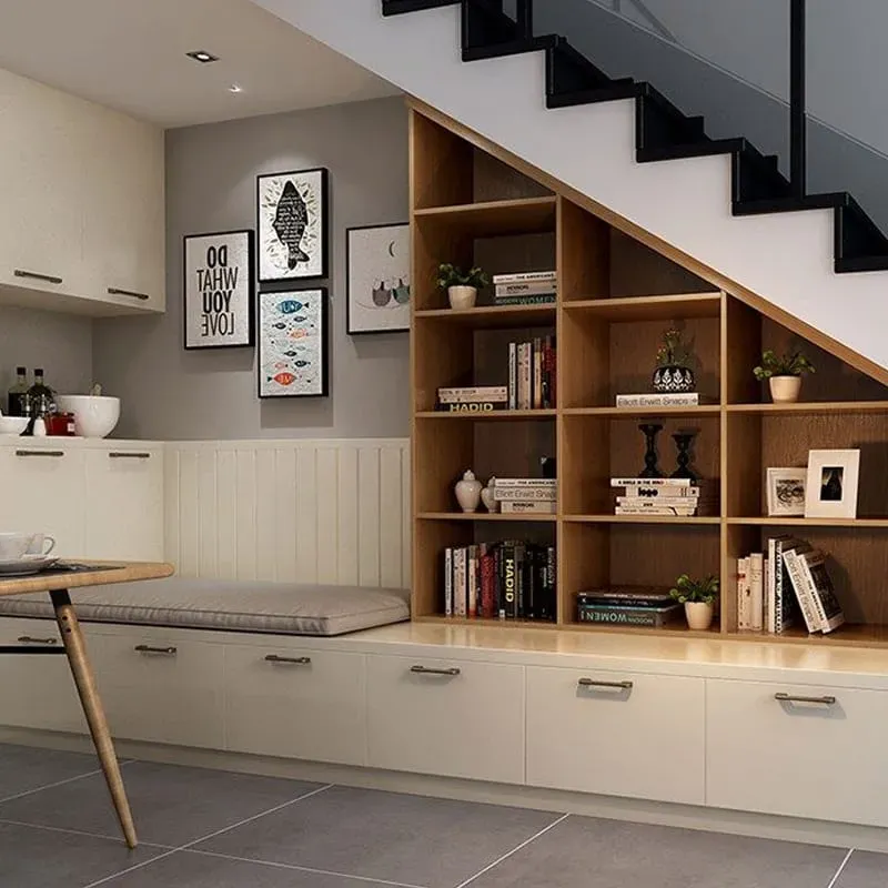 Bố trí kệ trang trí trên vách cầu thang để trưng bày vật dụng hoặc cây cảnh nhỏ, tối ưu không gian