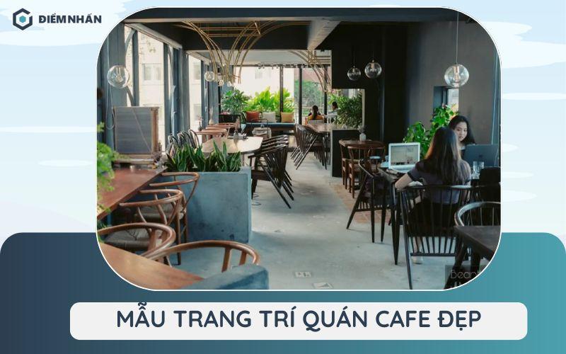 Không gian sân thượng phong cách Hygge ấm cúng với nhiều cây xanh, bàn ghế nhỏ nhắn, đèn lồng và gối tựa êm ái, tạo nơi thư giãn lý tưởng