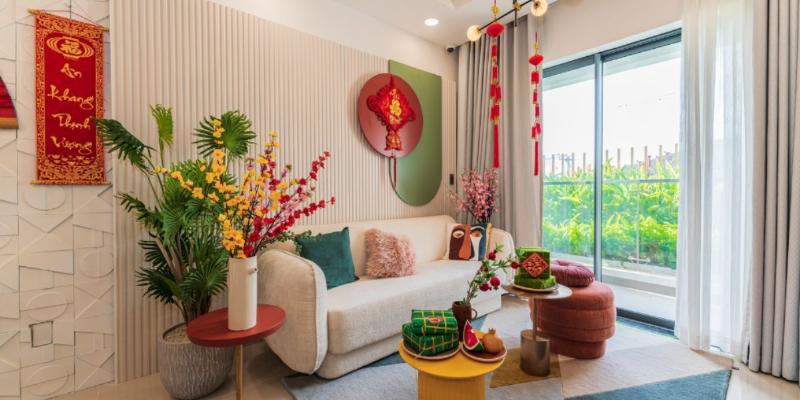 Nhà bếp được trang trí đơn giản cho dịp Tết với cây cảnh nhỏ và decal tường