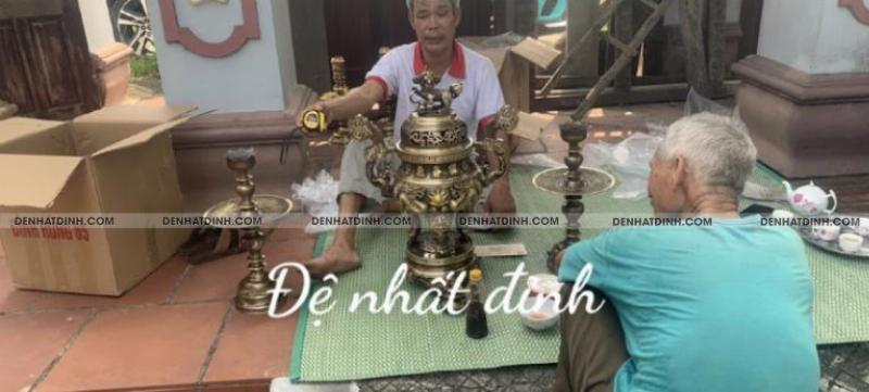 Lau chùi bộ đỉnh đồng cẩn thận và đúng cách