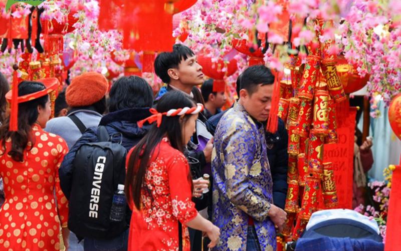 Mâm ngũ quả và bánh chưng trên bàn trong nhà, tạo không khí Tết truyền thống