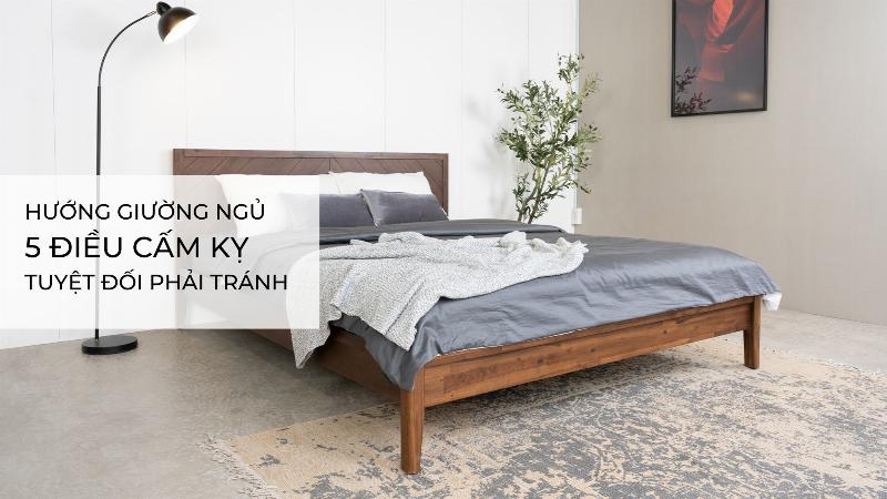 Minh họa những lỗi phong thủy giường ngủ cần tránh, bao gồm vị trí đối diện cửa, dưới xà ngang, hoặc cạnh nhà vệ sinh.