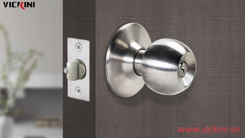 Ổ khóa tay nắm tròn chất liệu inox mờ trong không gian nội thất hiện đại