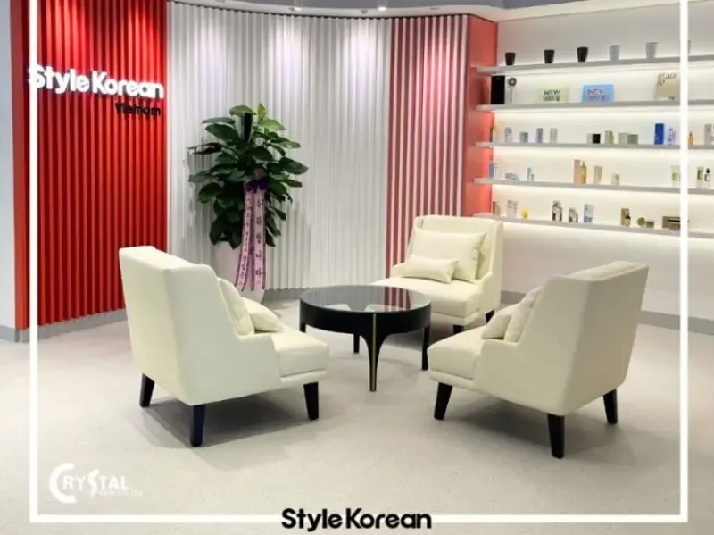Một góc phòng khách đẹp đơn giản với đồ nội thất tối thiểu nhưng chức năng, bao gồm ghế bành đơn và đèn đứng hiện đại, tối ưu hóa sự thoải mái và vẻ đẹp tinh tế