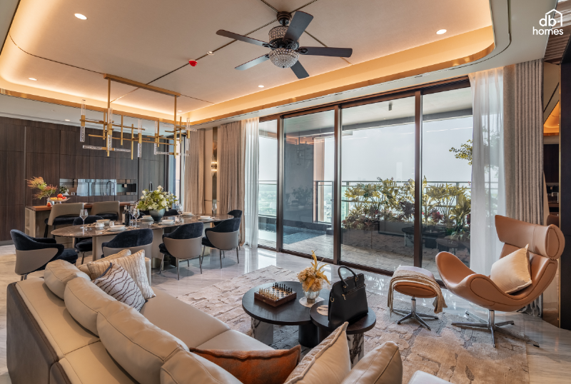 Một phòng khách đẹp đơn giản với bộ sofa màu be nhẹ nhàng, bàn trà gỗ tròn và ánh sáng tự nhiên tràn ngập, tạo cảm giác rộng rãi, ấm cúng