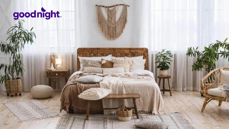 Một phòng ngủ sang trọng với chất liệu cao cấp như nhung hồng, lụa và chi tiết vàng đồng, tạo cảm giác ấm cúng và xa hoa