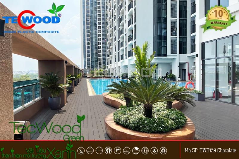 Sàn gỗ nhựa lát quanh hồ bơi biệt thự cao cấp