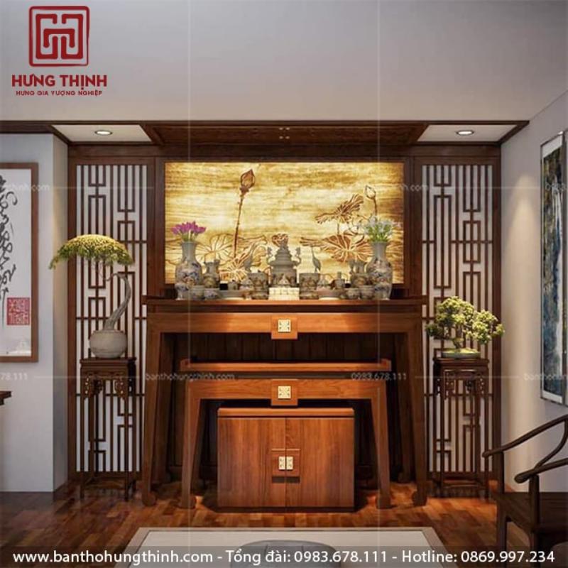 Sắp xếp các đồ vật thờ cúng trên bàn thờ gia tiên gọn gàng, trang nghiêm