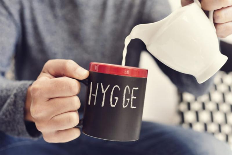 Bên trong một cửa hàng nội thất Hygge, với các kệ trưng bày đa dạng sản phẩm, bao gồm cả thùng đựng gạo và các vật dụng nhà bếp khác.