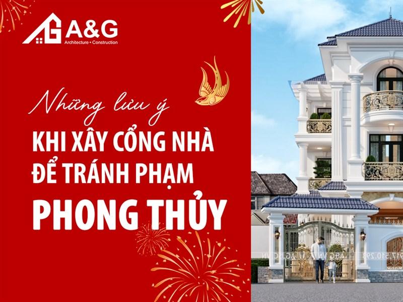 Hình ảnh thước Lỗ Ban được đặt cạnh một cánh cửa cổng gia đình, thể hiện sự kết nối giữa phong thủy và kiến trúc.