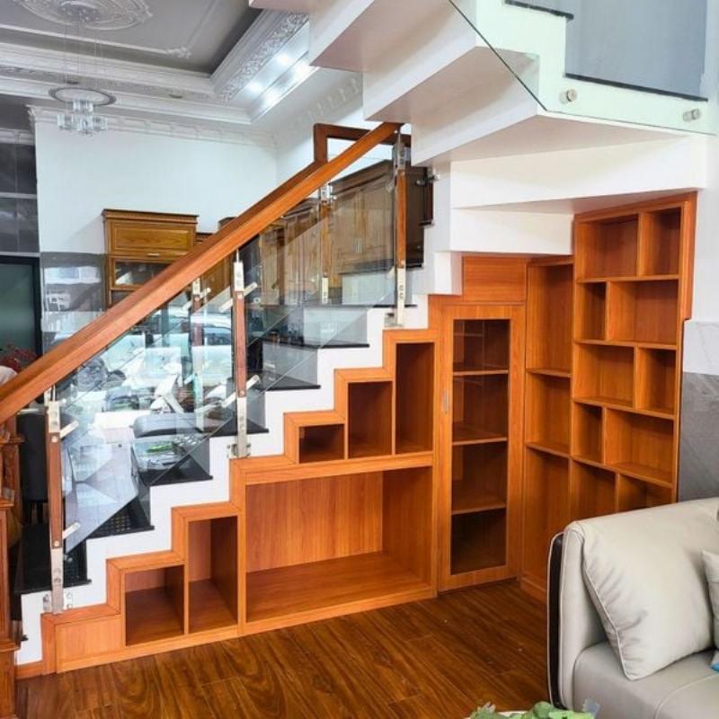 Ý tưởng thiết kế gầm cầu thang tích hợp đa năng với kệ và tủ