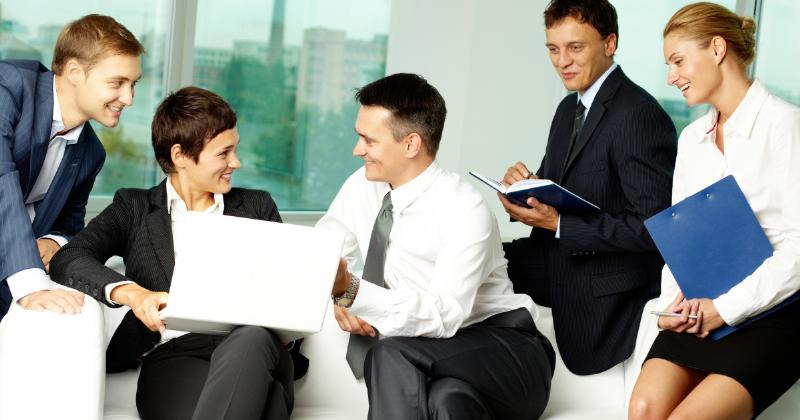 Hình ảnh một người đang đọc thư cảm ơn khách hàng với lời kêu gọi hành động tinh tế và rõ ràng