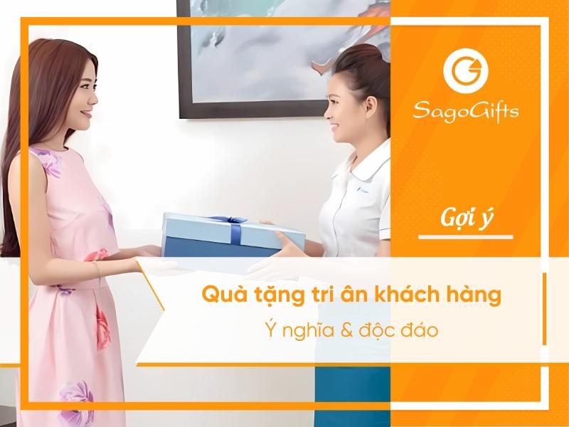 Hình ảnh một thiệp cảm ơn khách hàng thân thiết đặt cạnh một món quà nhỏ, tượng trưng cho sự tri ân đặc biệt