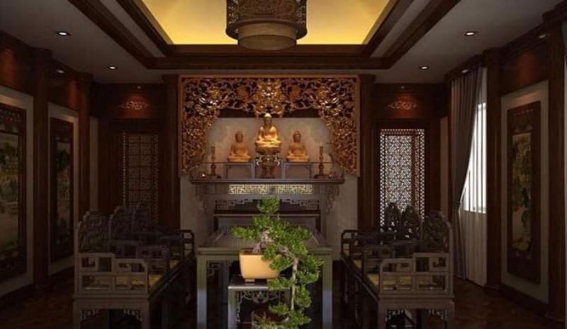 Một người đang cẩn thận dùng thước Lỗ Ban để đo kích thước một cánh cửa cổng màu gỗ, làm nổi bật nguyên tắc đo chính xác trong phong thủy xây dựng.