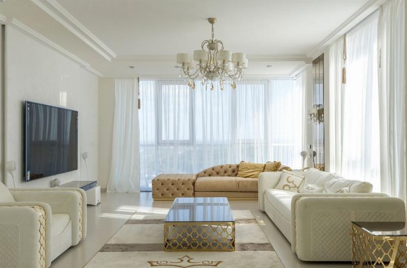 Trang trí vách cầu thang bằng tranh ảnh gia đình hoặc tranh nghệ thuật tạo điểm nhấn độc đáo và cá tính