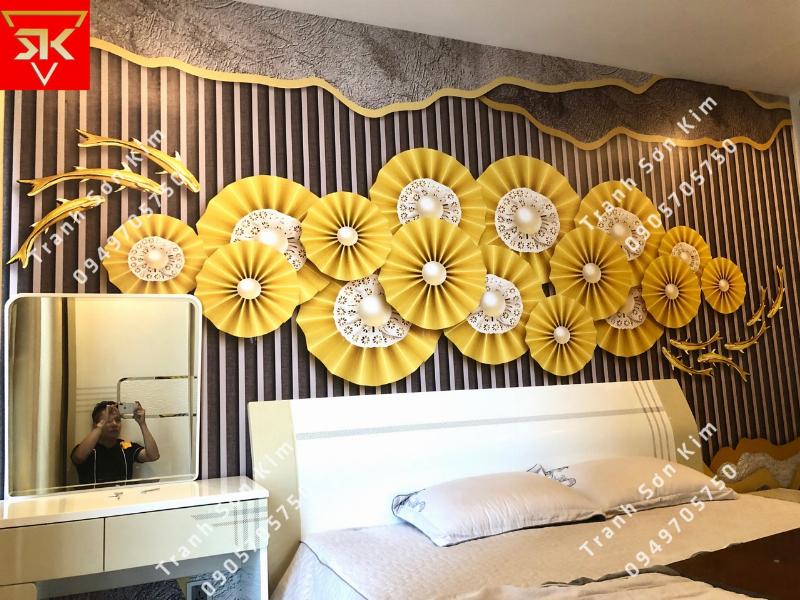 Tranh dán tường đầu giường phòng ngủ vợ chồng tạo điểm nhấn