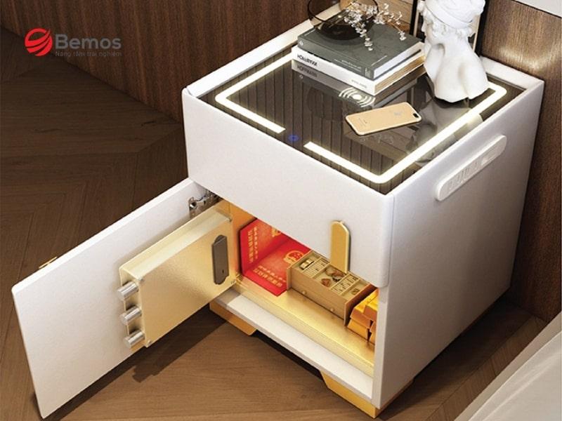 Một chiếc tủ đầu giường thông minh hiện đại với các tính năng sạc không dây và bảng điều khiển cảm ứng, đặt cạnh giường ngủ.