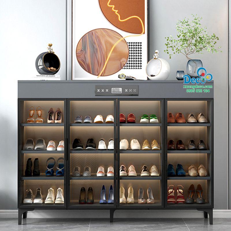 Tủ sách gỗ có cửa kính chịu lực, trưng bày chi tiết vân gỗ tự nhiên và bản lề chắc chắn