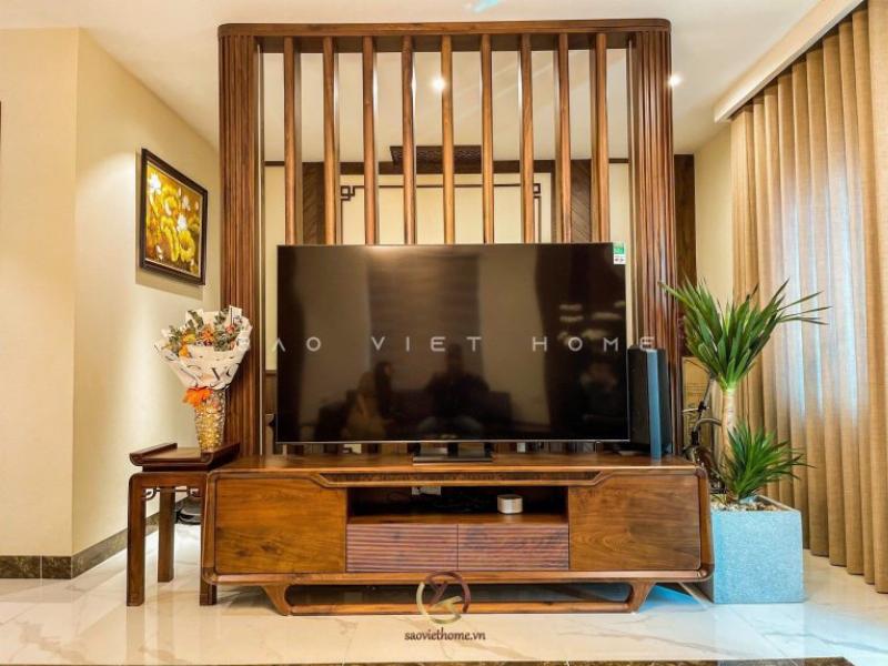 Mẫu vách ngăn gỗ óc chó cao cấp, thiết kế hiện đại mang lại vẻ sang trọng cho phòng khách
