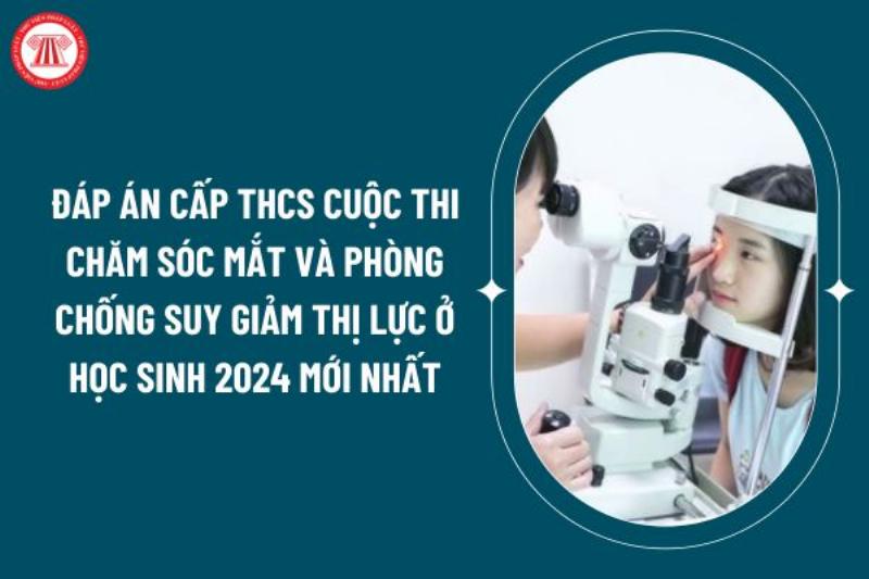 Người phụ nữ đang vệ sinh tủ sách kính với khăn mềm, biểu thị sự chăm sóc đúng cách và tỉ mỉ
