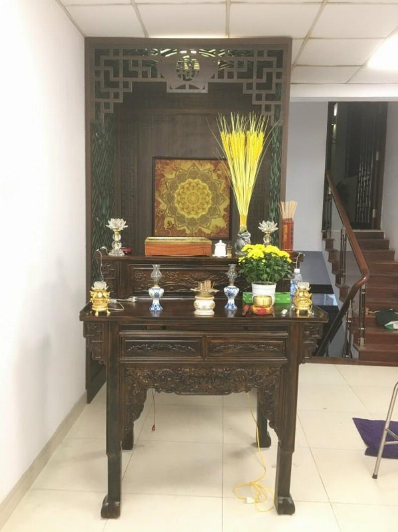 Vị trí đặt bàn thờ gia tiên hợp phong thủy trong không gian phòng khách trang nghiêm