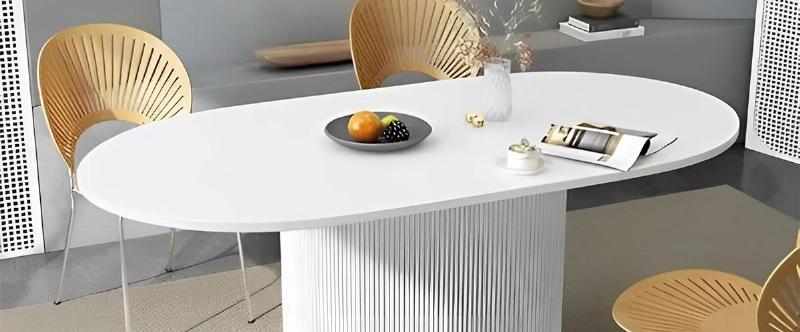Bàn ăn hình bầu dục trong phòng bếp ấm cúng, tối ưu không gian và tạo sự gắn kết trong gia đình