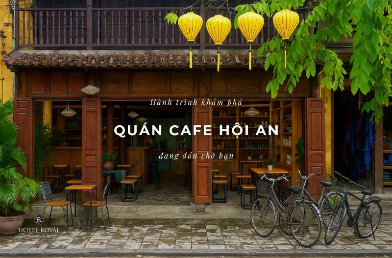 Ban công đẹp thơ mộng với cây xanh và nội thất gỗ, tạo không gian thư giãn